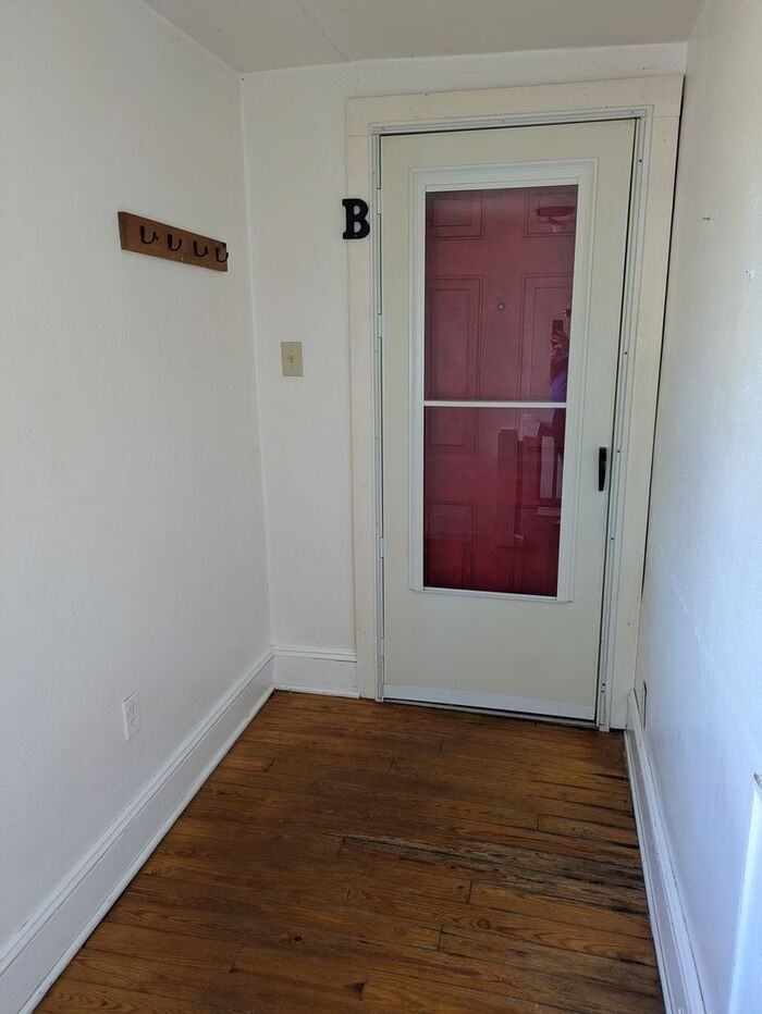 549 2nd St Ne #B - Photo 3 of 10