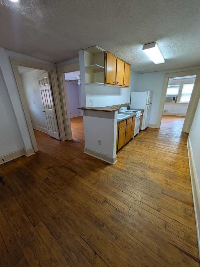 549 2nd St Ne #B - Photo 4 of 10