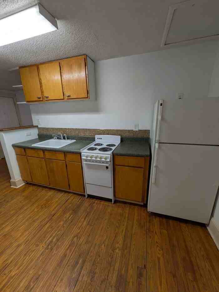 549 2nd St Ne #B - Photo 5 of 10