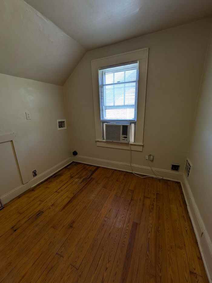 549 2nd St Ne #B - Photo 6 of 10