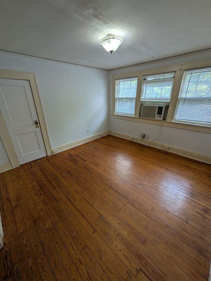 549 2nd St Ne #B - Photo 7 of 10