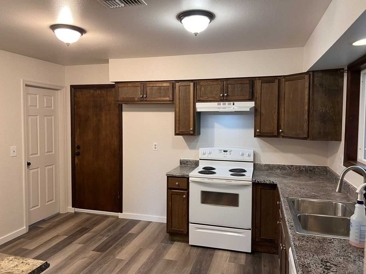 3020 W Shasta Ave - Photo 4 of 15