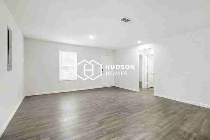 2627 Pine St - Photo 3 of 14