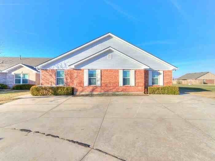 2515 Leeds Ln - Photo 2 of 47