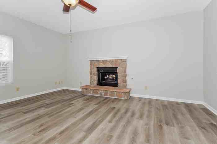 2104 Bridlewood Dr - Photo 4 of 12