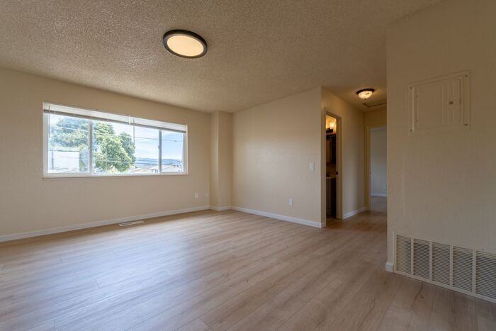 1185 Amador Ave #B - Photo 6 of 32