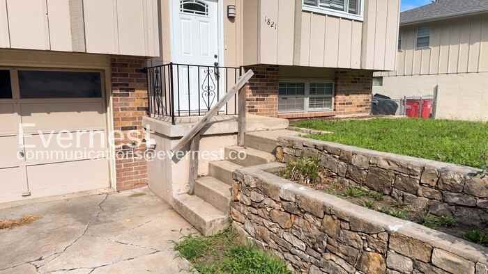 1821 S Speas Dr - Photo 2 of 28
