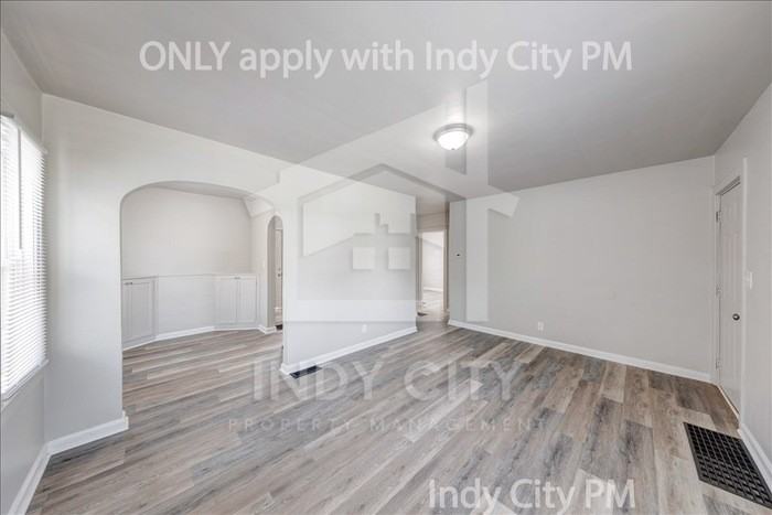 1326 N Gladstone Ave - Photo 2 of 19