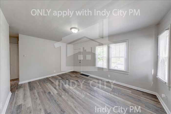 1326 N Gladstone Ave - Photo 5 of 19
