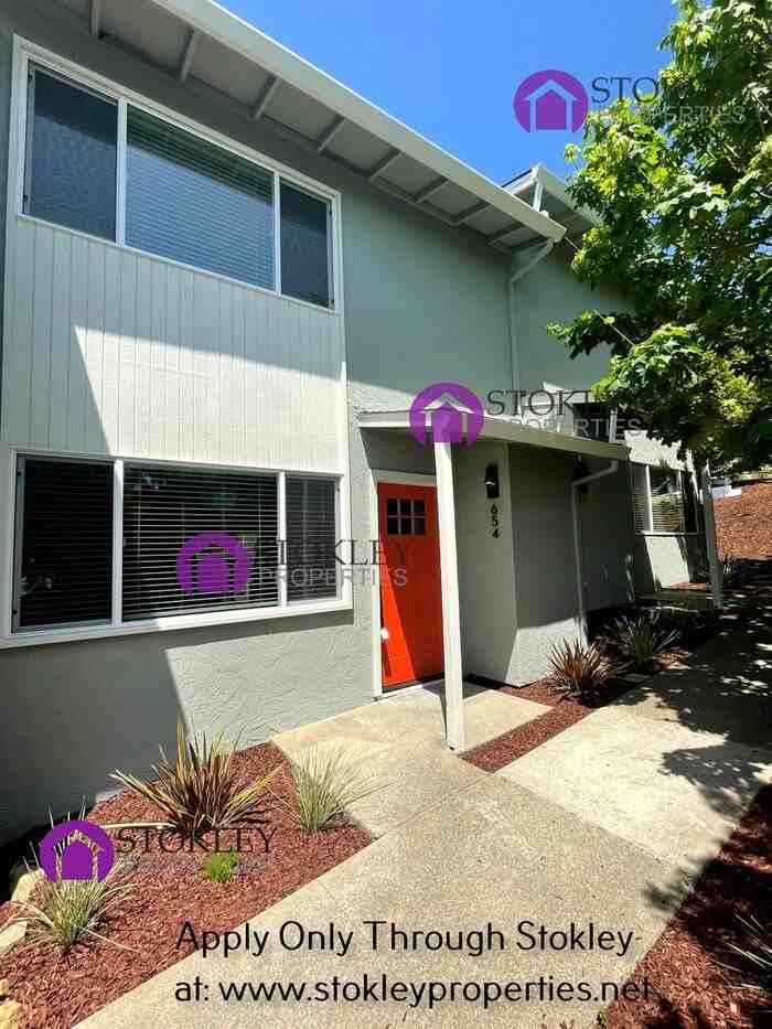 654 E N St - Photo 2 of 22