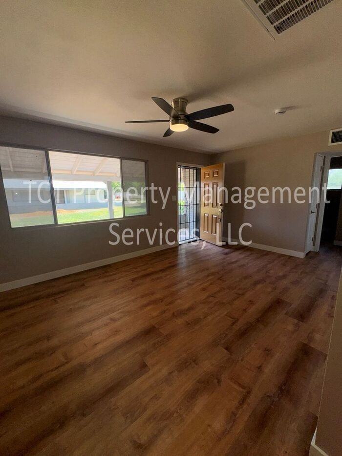 493 E Erie St #B - Photo 3 of 13