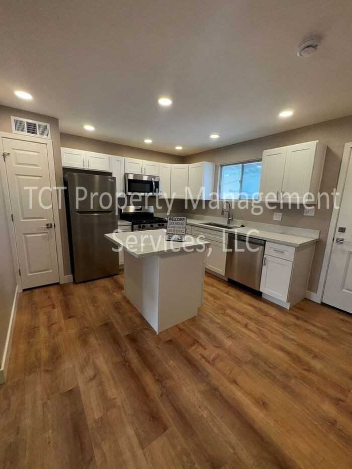 493 E Erie St #B - Photo 4 of 13