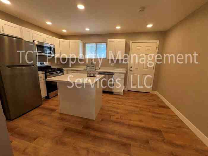 493 E Erie St #B - Photo 5 of 13