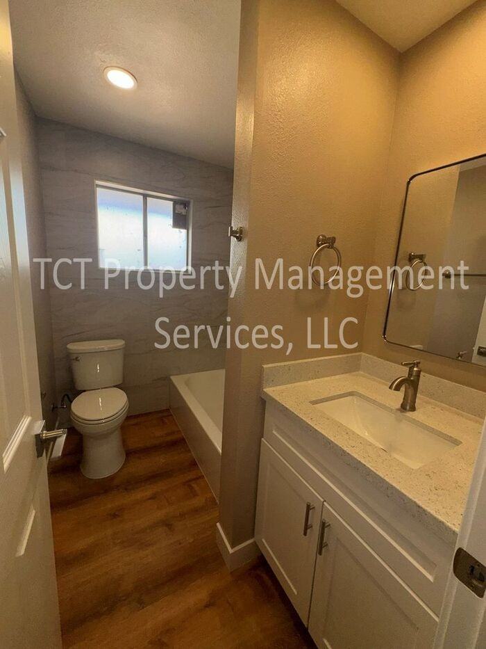 493 E Erie St #B - Photo 7 of 13