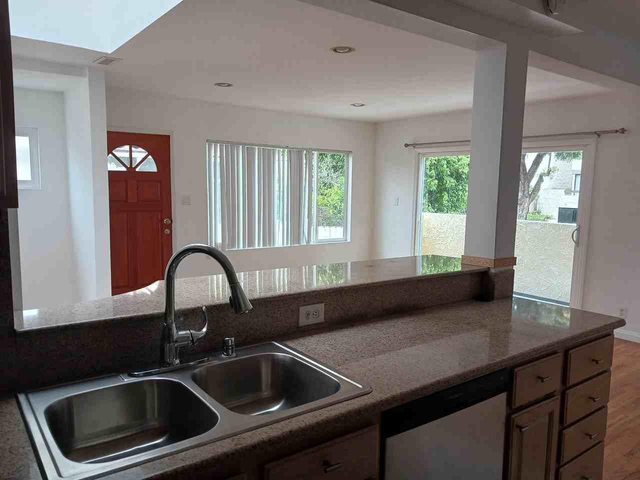 1025 Idaho Ave #1 - Photo 5 of 31