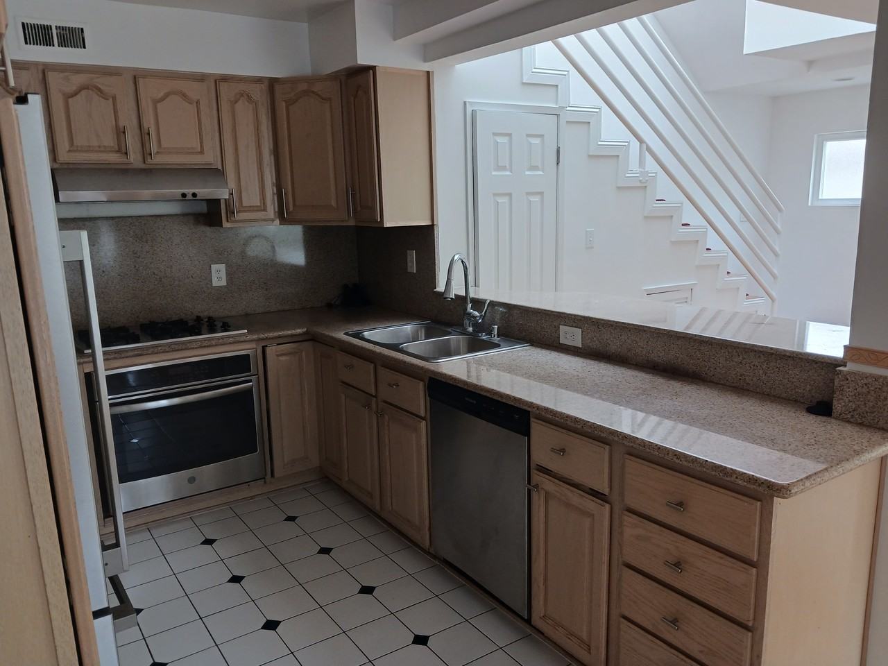 1025 Idaho Ave #1 - Photo 6 of 31