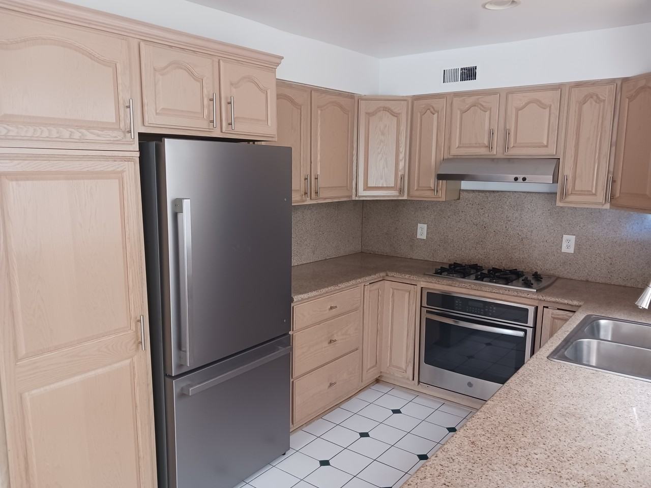 1025 Idaho Ave #1 - Photo 7 of 31