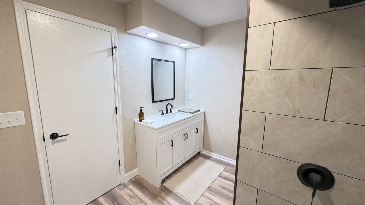 1127 Broadway Ave - Photo 3 of 12