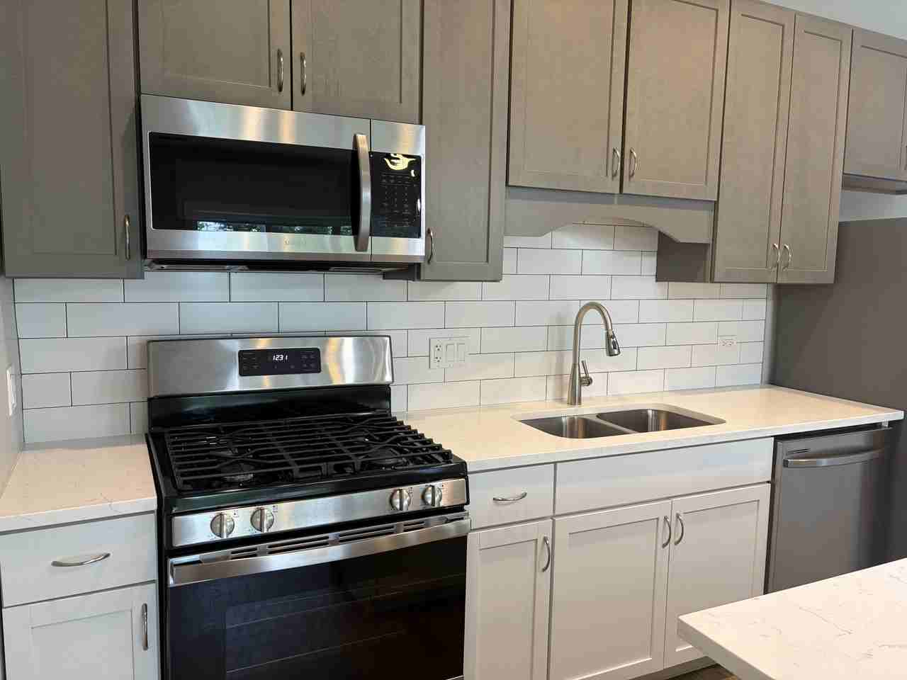 1347 W 47th St #2E - Photo 2 of 20