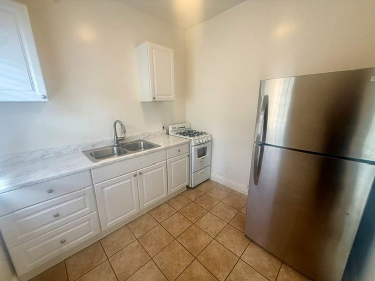 1058 Molino Ave. - Photo 4 of 9