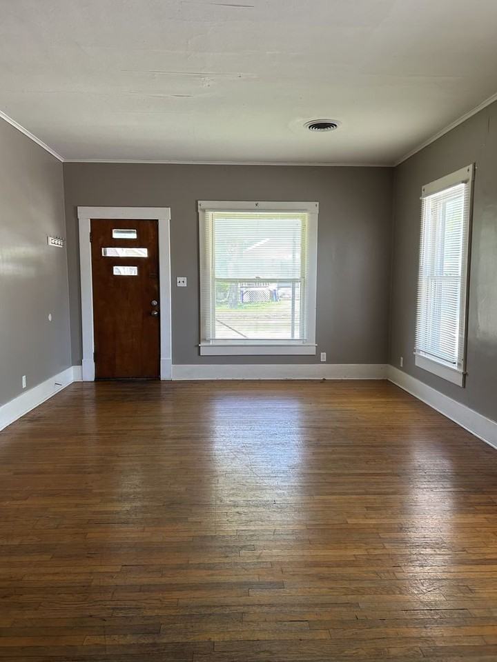 109 W Lindburg St - Photo 2 of 12