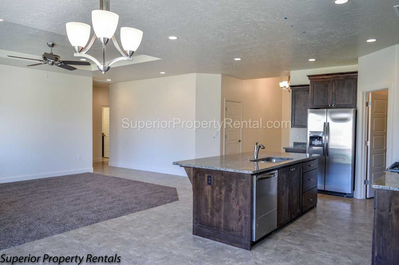 2354 S 2010 E - Photo 5 of 18