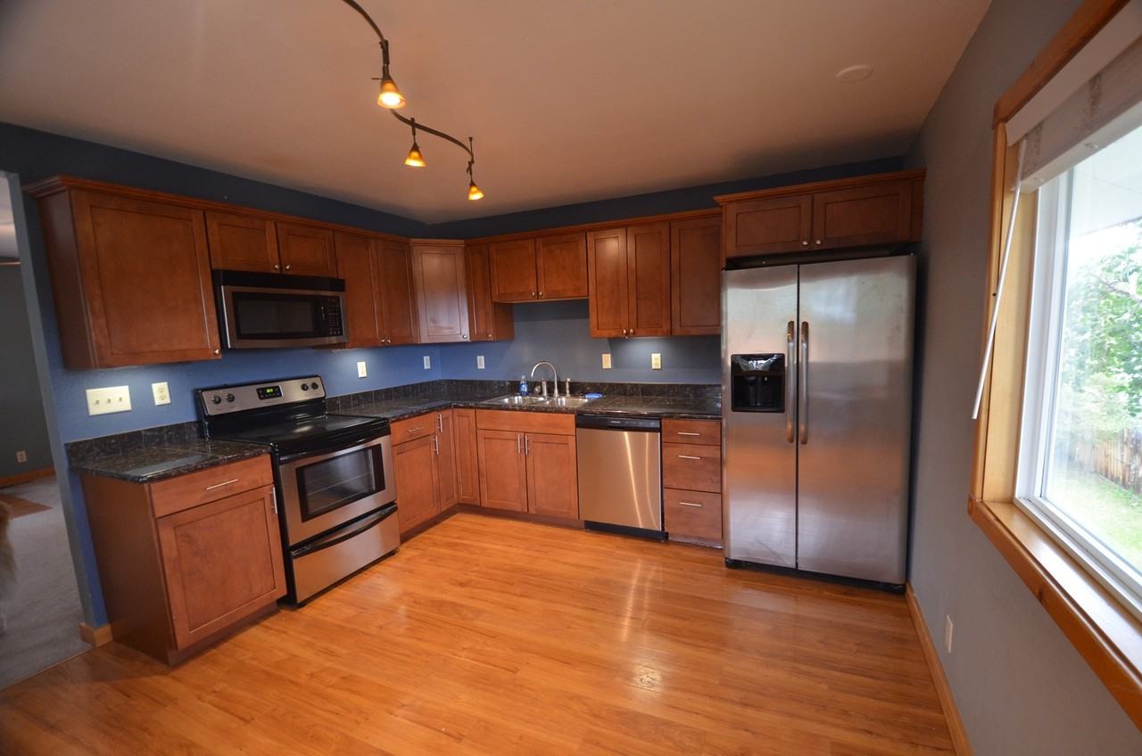 315 2nd St - Photo 3 of 27