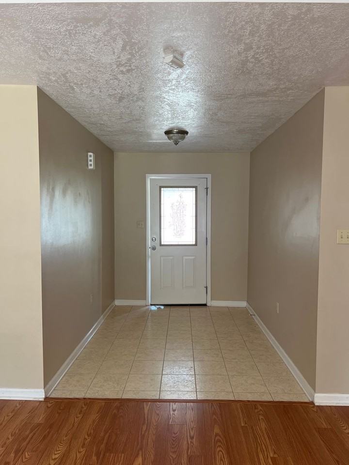 110 Maverick St - Photo 3 of 12