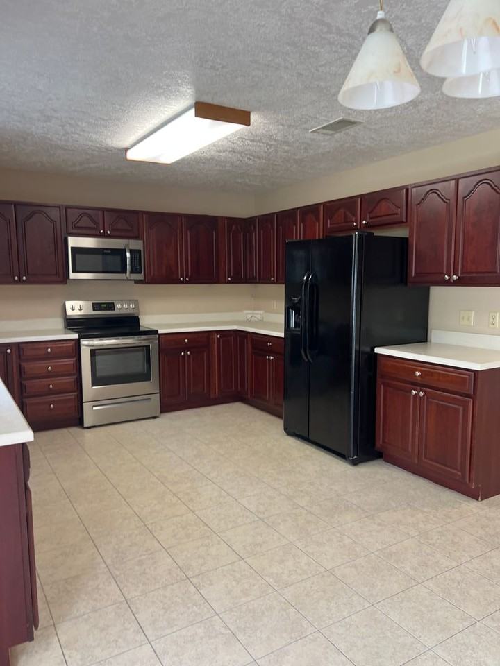 110 Maverick St - Photo 5 of 12