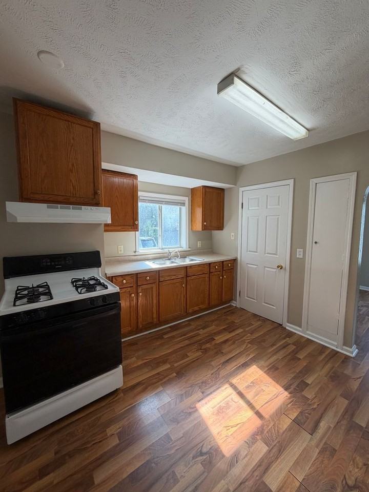 137 Highland Ave - Photo 4 of 13