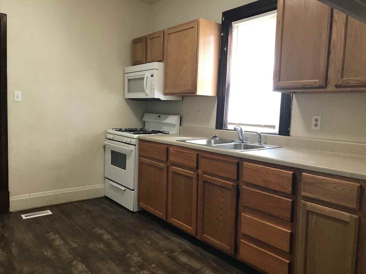 1017 Virginia Ave - Photo 5 of 9