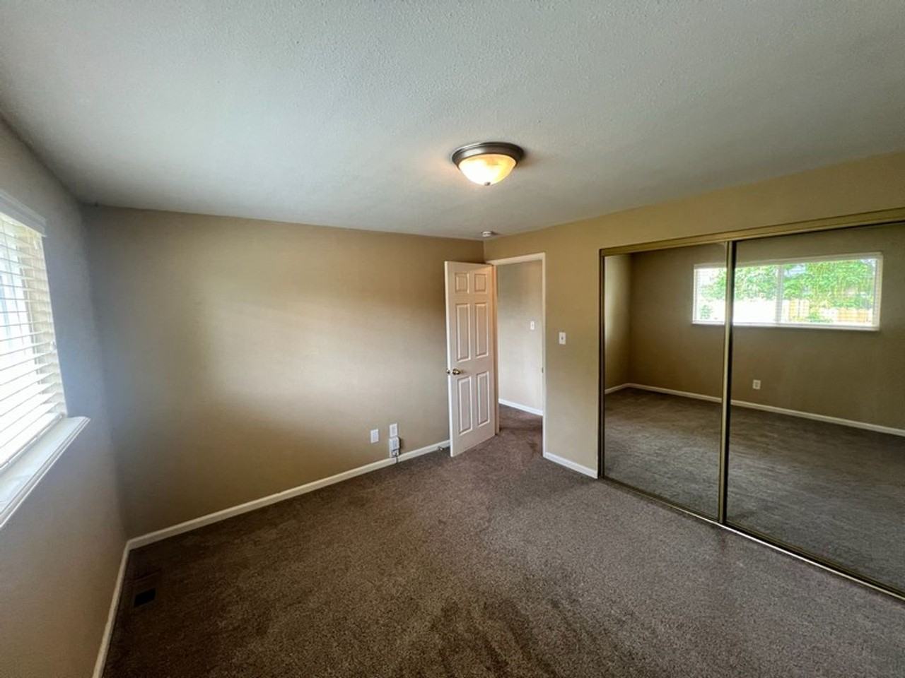 1050 I St - Photo 4 of 7