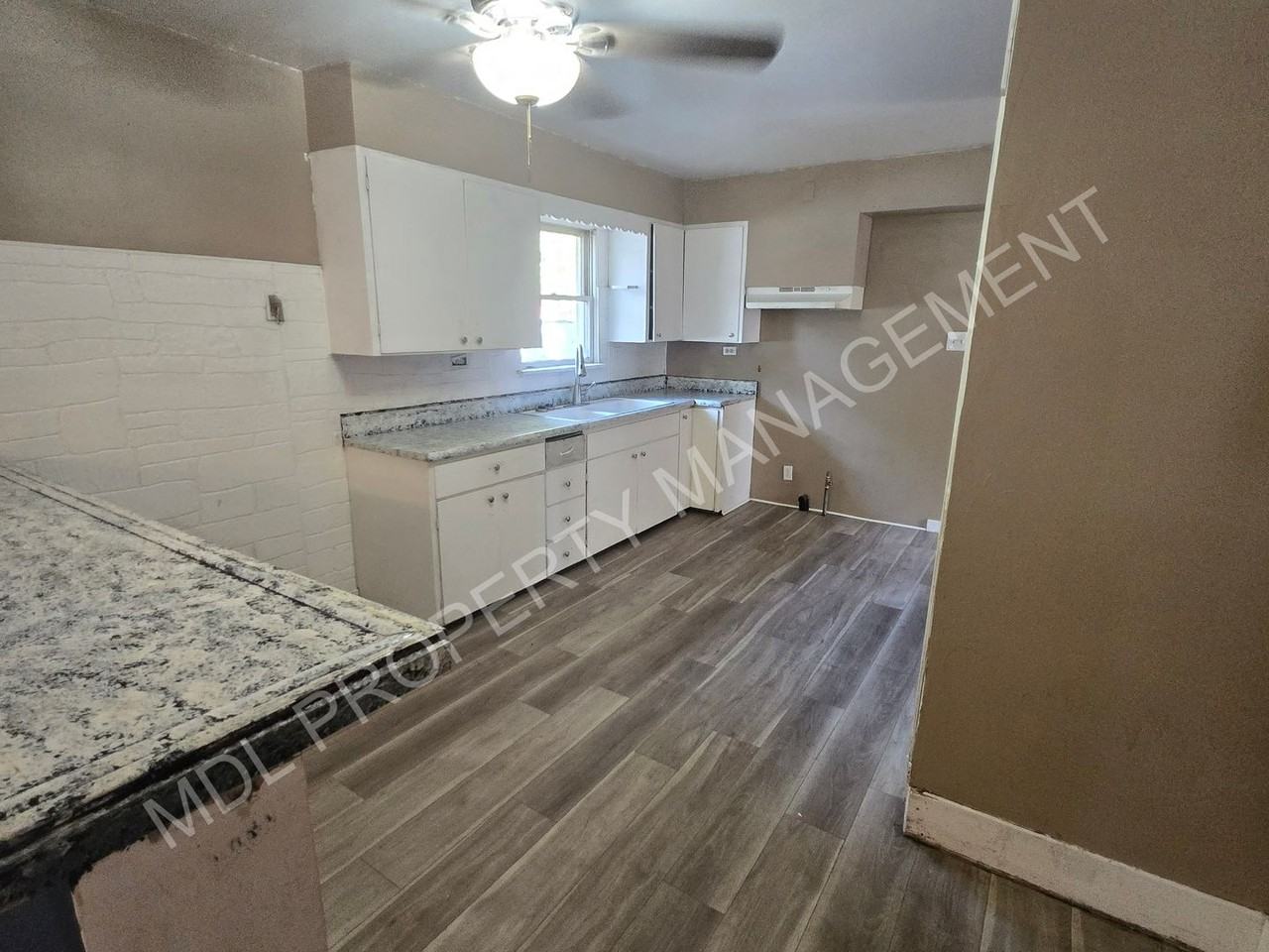 2257 S Niagara St - Photo 2 of 13