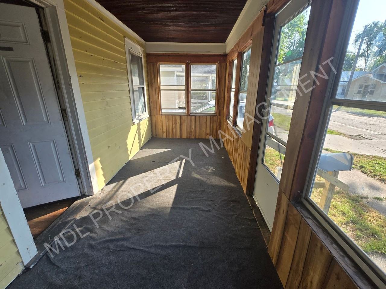2257 S Niagara St - Photo 4 of 13