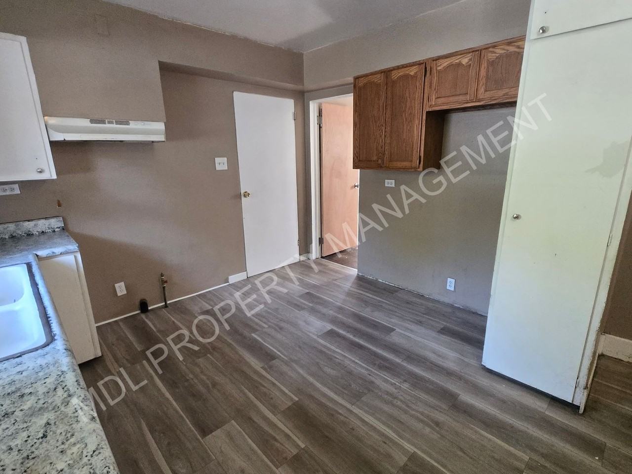 2257 S Niagara St - Photo 6 of 13