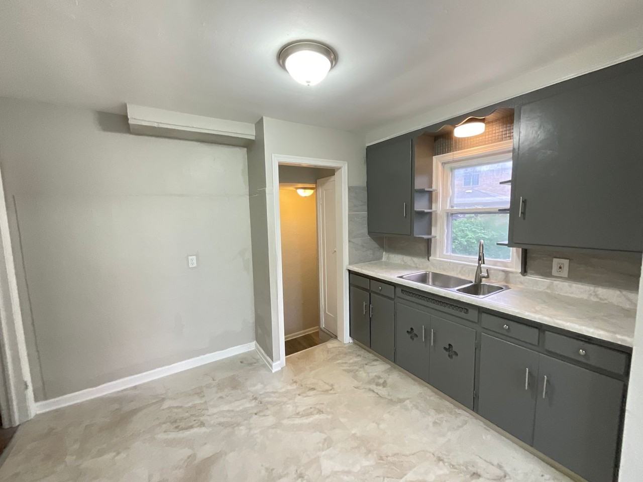 11013 Lincoln Ave - Photo 2 of 20