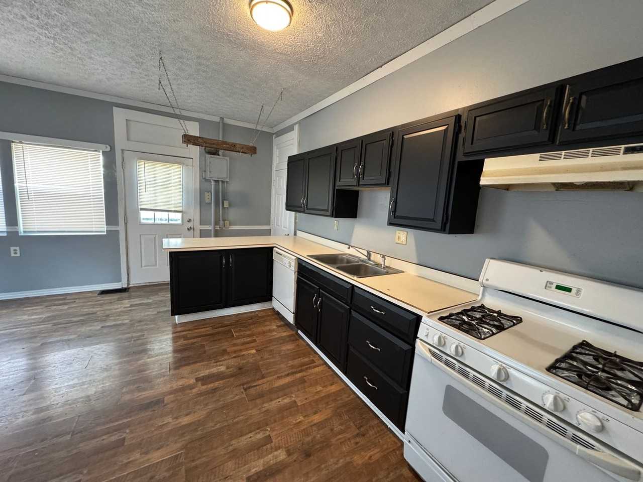 802 Iowa St - Photo 7 of 25