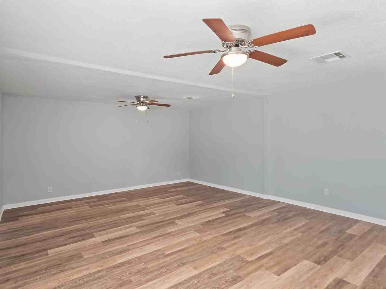 5427 Willow Glen Dr - Photo 2 of 21