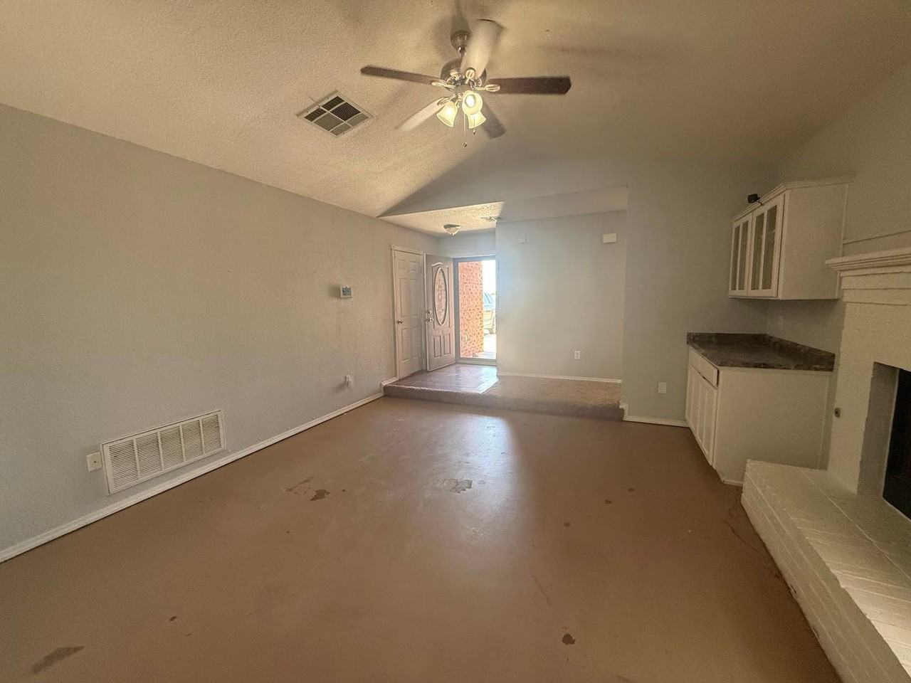 609 Montwood Dr - Photo 3 of 23