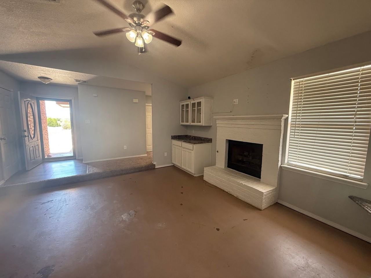 609 Montwood Dr - Photo 4 of 23