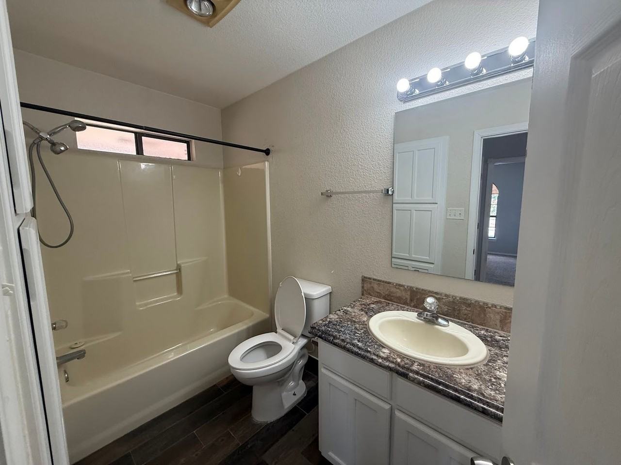 609 Montwood Dr - Photo 7 of 23