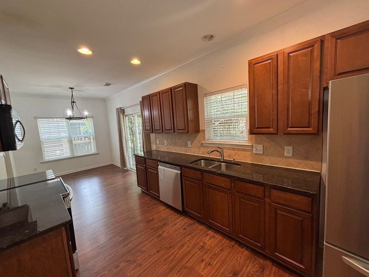 218 Northwood St - Photo 4 of 18