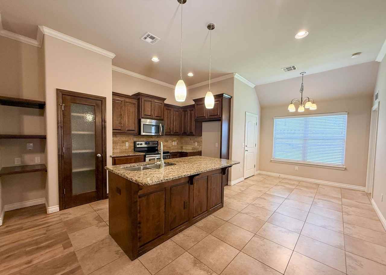 2413 Nw 195th St - Photo 3 of 22