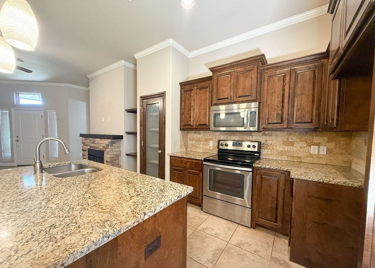 2413 Nw 195th St - Photo 4 of 22