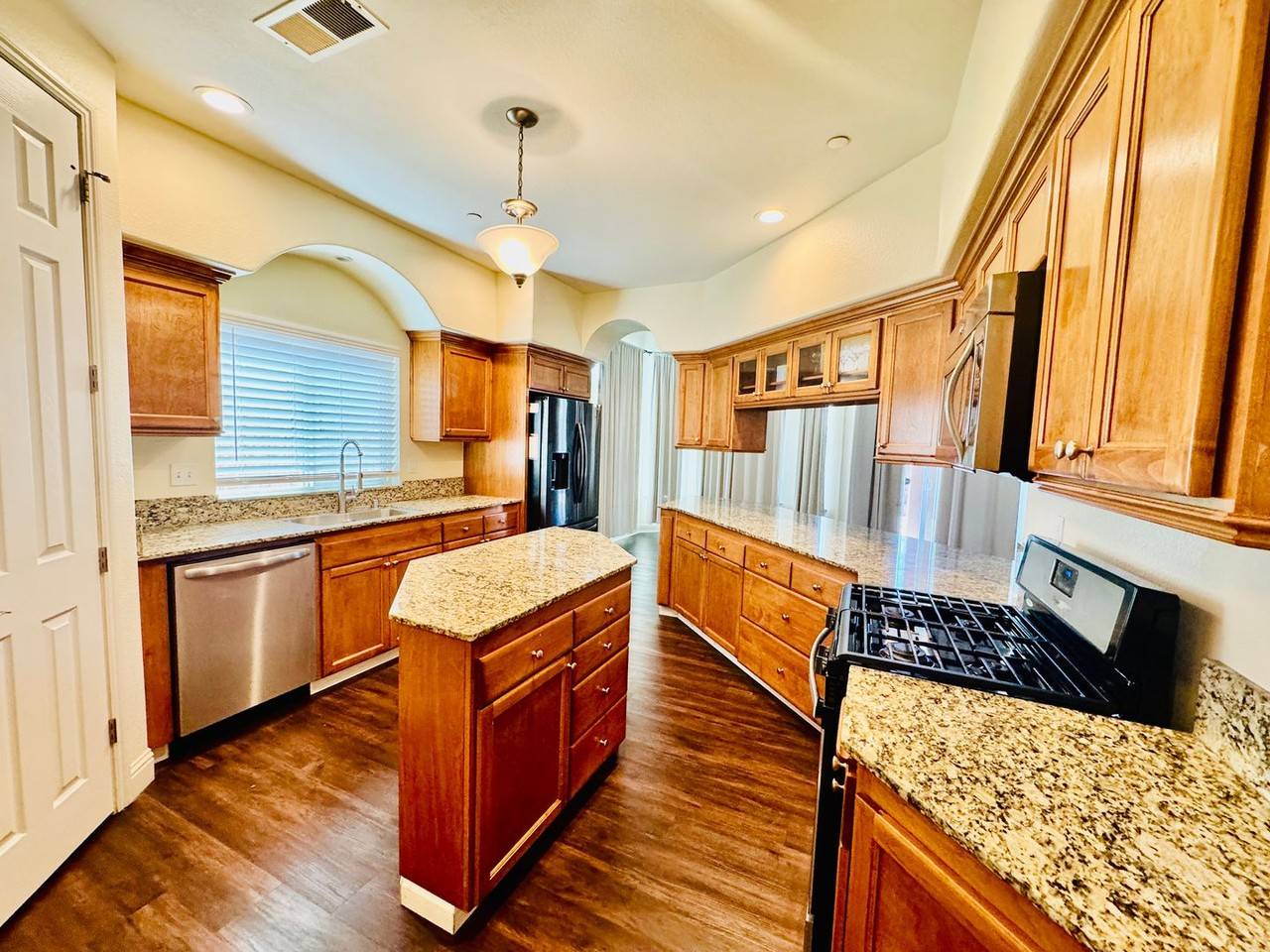 1525 Greenwich Dr - Photo 3 of 17