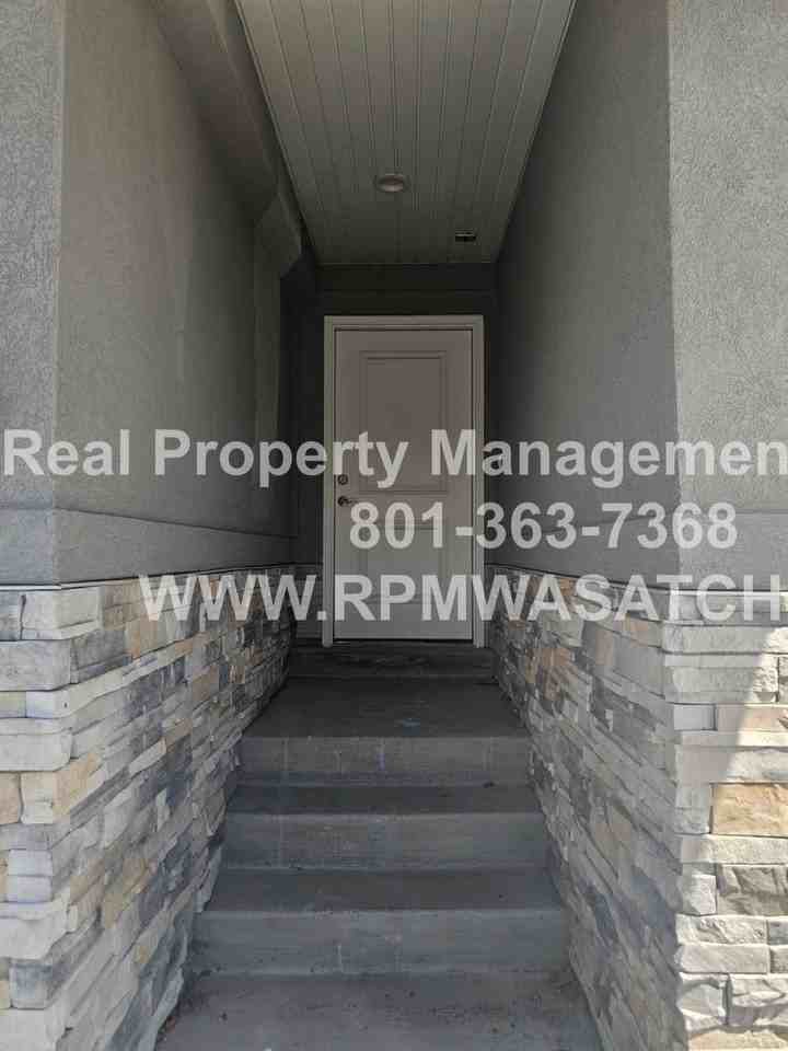 738 N 160 E - Photo 3 of 40