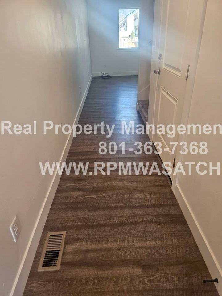 738 N 160 E - Photo 4 of 40