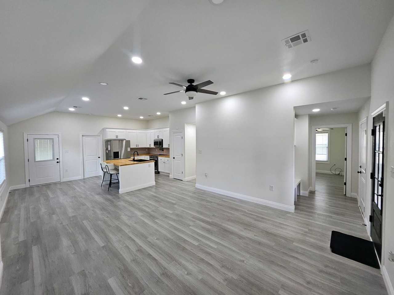 1006 S 9th St - Photo 2 of 29