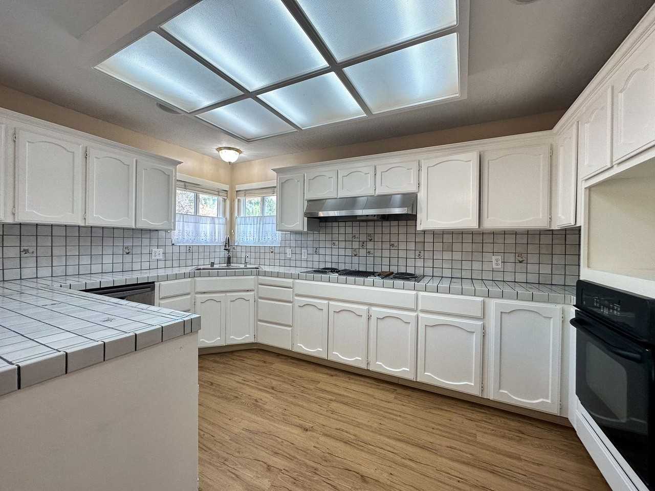 1727 Coralee Dr - Photo 5 of 20