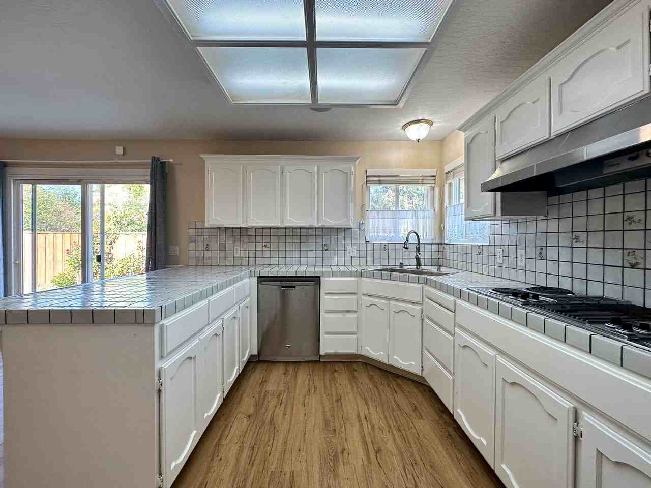 1727 Coralee Dr - Photo 6 of 20